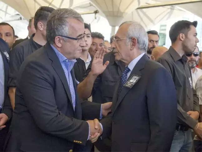 CHP Lideri Kılıçdaroğlu, Fikret Kemal Yıldırım'ın Cenaze Törenine Katıldı