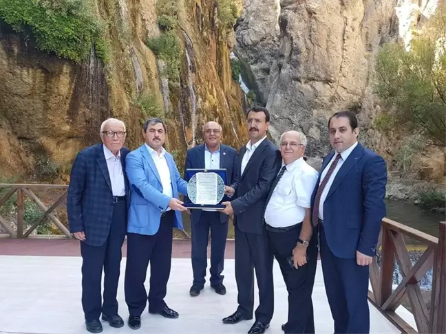 Darende Belediye Başkanı Eser'den Gürün Kaymakamına Plaket