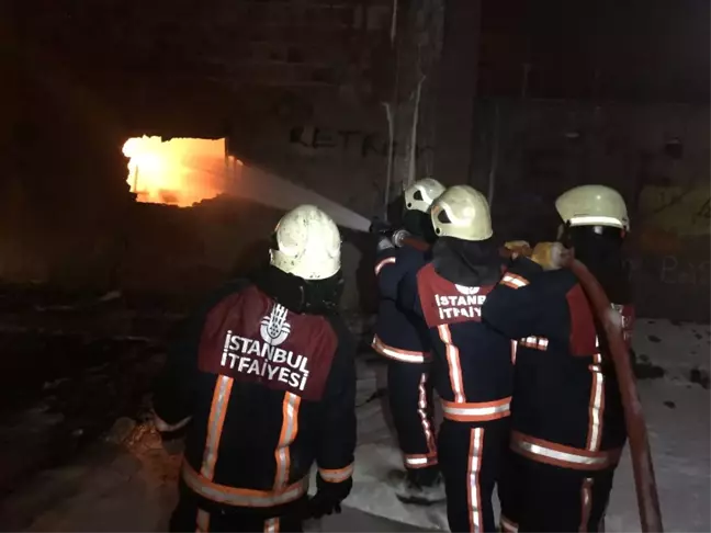 Arnavutköy'deki Boya Fabrikası Yangını: 2 İtfaiye Eri Yaralandı
