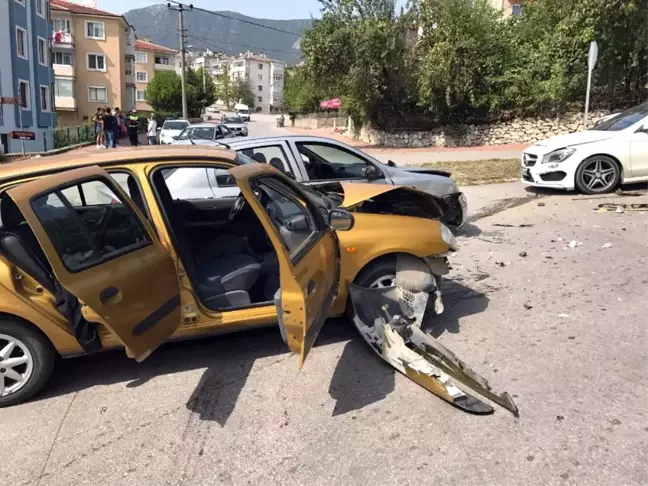 Karabük'te Zincirleme Trafik Kazası: 2 Yaralı