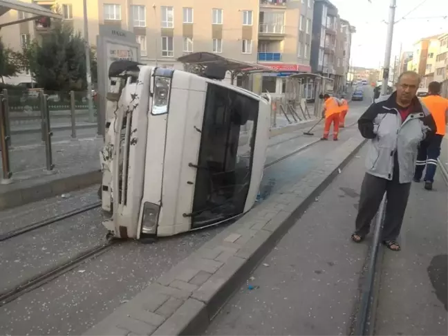 Minibüs Tramvay Durağına Daldı
