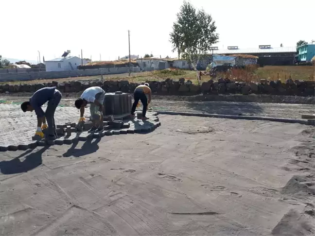 Çıldır Aşıkşenlik Mahallesi'nde Kilit Parke Yapım İşi Devam Ediyor