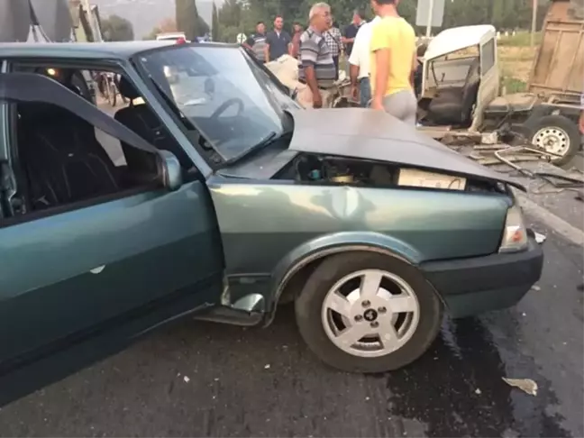 İzmir'de Feci Kaza: 4 Yaralı