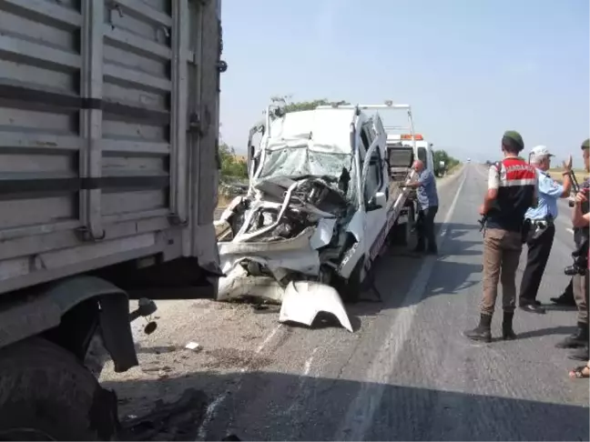 Merzifon'da Duran Kamyona Çarpan Araçtaki 3 Kişi Öldü