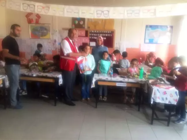 Kızılay'dan Öğrencilere Kırtasiye Yardımı