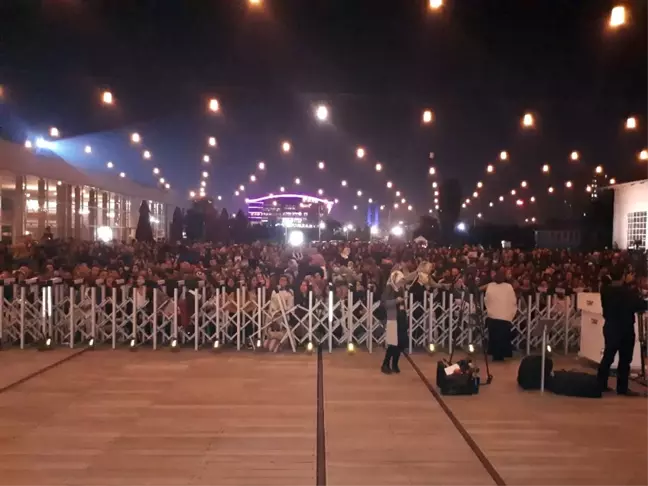 Aamir Khan Cermodern'de Hayranlarıyla Bir Araya Geldi