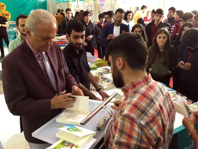 Ediz Hun Ataşehir Kitap Şenliği'nde Gençlerle Buluştu