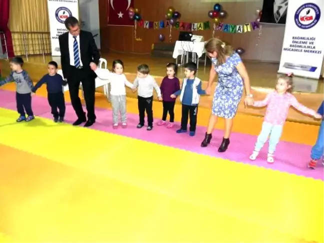 Kaymakam 'Teknoloji Bağımlılığına' Karşı Masal Okudu, Miniklerle Oynadı