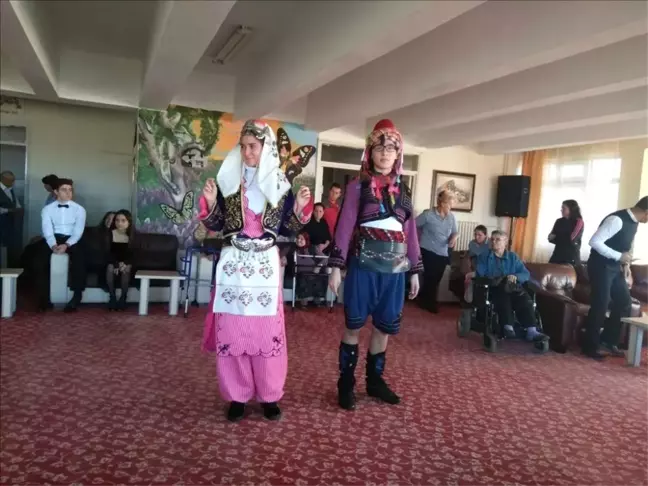 Huzurevinde Zeybek ve Vals Gösterimi