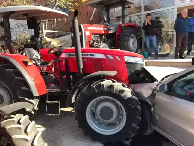 Otomobil Traktör Bayiine Girdi: 1 Yaralı