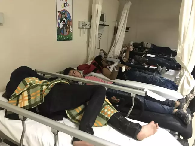 Kaçak Göçmenleri Taşıyan Minibüs Devrildi: 26 Yaralı