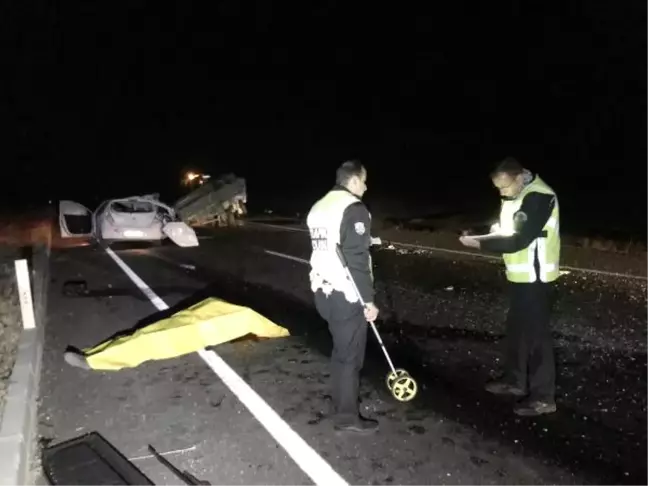 Otomobil, Traktöre Arkadan Çarptı: 1 Ölü 2 Ağır Yaralı