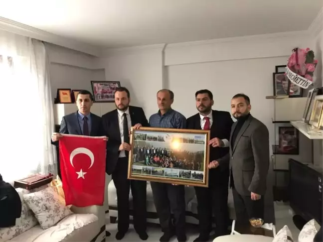 Ak Partili Gençlerden Şehit Öğretmenin Ailesine Ziyaret
