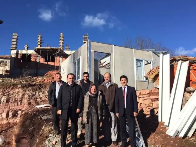 Kaymakam Karataş, Prefabrik Ev Yapım Çalışmalarını Yerinde İnceledi