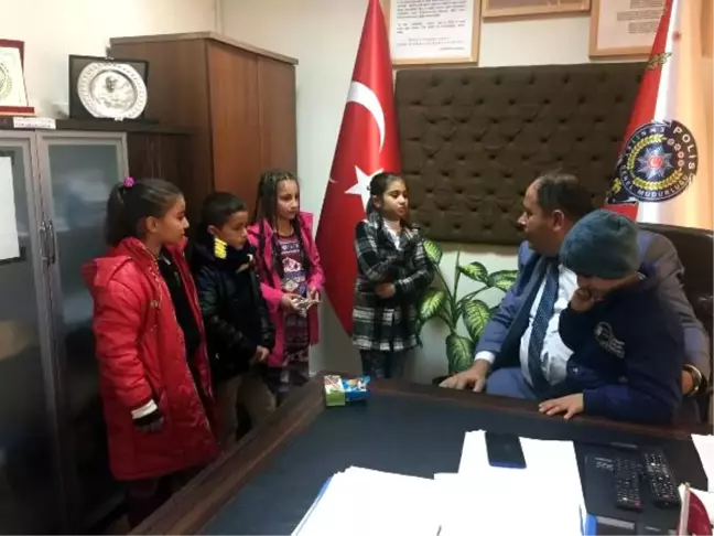 Minik Öğrenciler, Engelli Arkadaşları İçin Magnet Satıyor