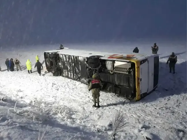 İran Plakalı Yolcu Otobüsü Devrildi: 18 Yaralı
