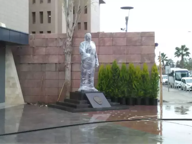 Fethi Sekin'in Heykeli Adliye Önüne Yerleştirildi