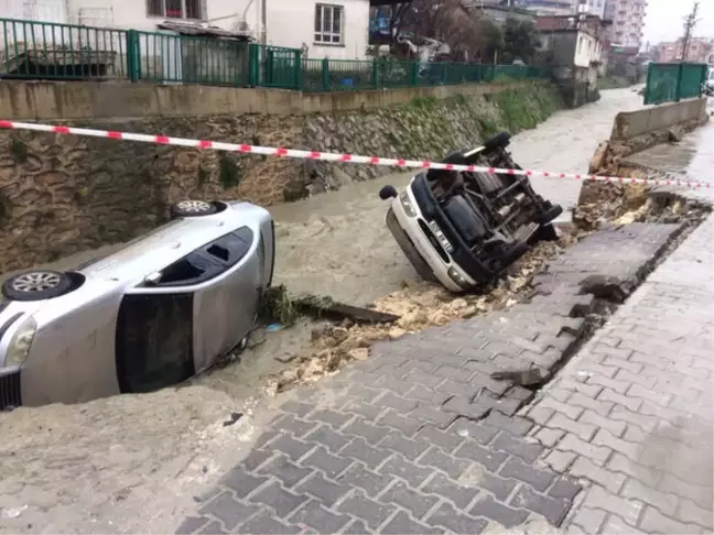 Aşırı Yağmur Nedeniyle Yol Çöktü, Araçlar Dereye Düştü