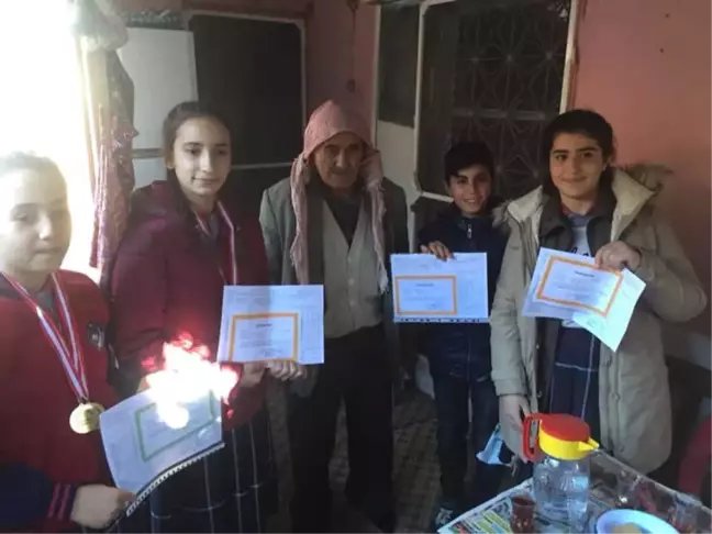 Karnelerini Alıp Şehit Babasına Koştular