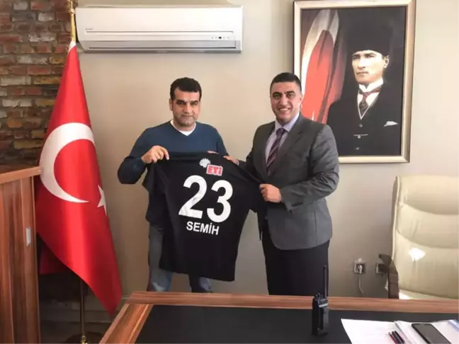 İlçe Emniyet Müdürü Yılmaz'a İmzalı Forma Hediyesi