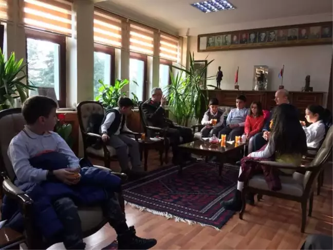 Minik Yürekler, Resim ve Şiirlerini Afrin'e Gönderilmesi İçin Tugay Komutanı Yücel'e Teslim Ettiler