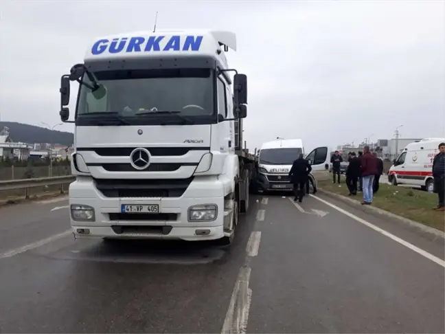 Kocaeli'de Tırla İşçi Servisi Çarpıştı: 9 Yaralı