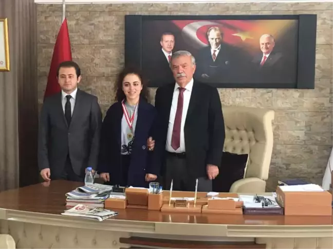 Madalyasını Başkan Küçük'e Hediye Etti