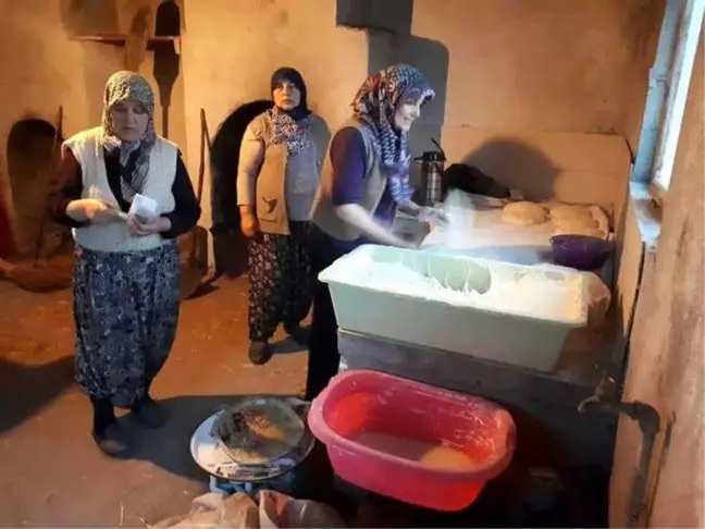 Köylü Kadınlar Yaptıkları Ekmekleri Satıp Parasını Mehmetçik Vakfı'na Bağışladı