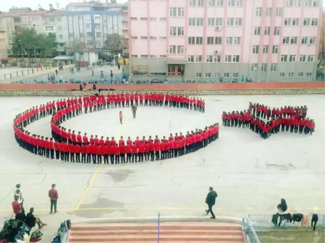 Öğrencilerden Mehmetçiğe Ay Yıldızlı Koreografi ile Destek