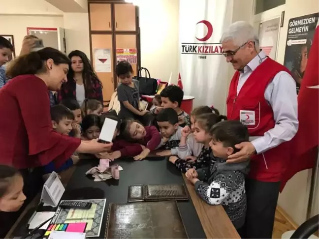 Minik Yürekler Harçlıklarını Kızılay'a Verdi