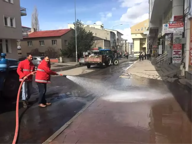 Ardahan Belediyesi Yol ve Kaldırım Temizliği Devam Ediyor