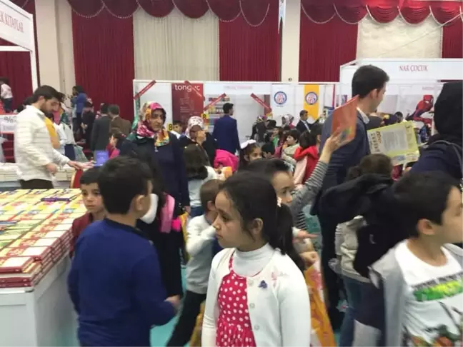 Kitap Fuarında 2'nci Gün Yoğunluğu