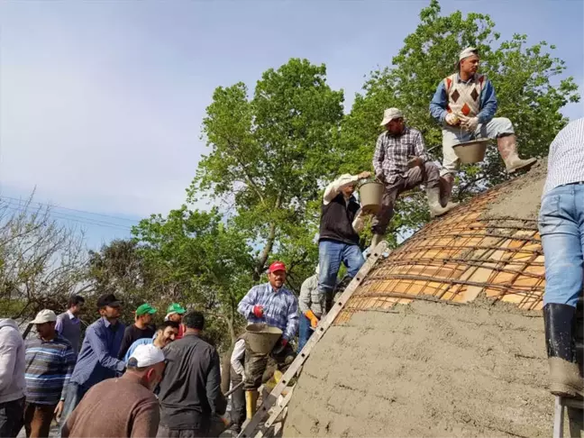 Mahalle Sakinleri İmece Usulüyle Türbeyi Yeniledi