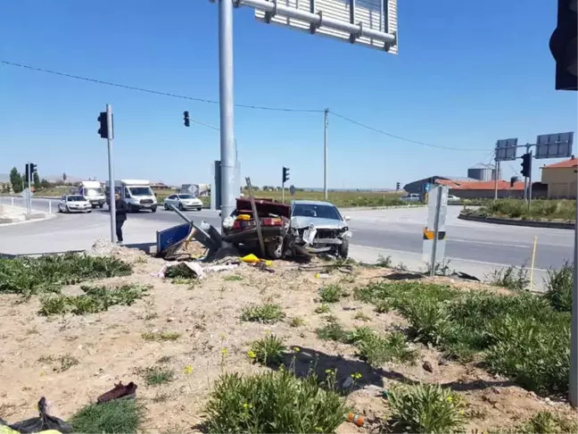 İki Otomobil Kafa Kafaya Çarpıştı, 2 Kişi Yaralandı
