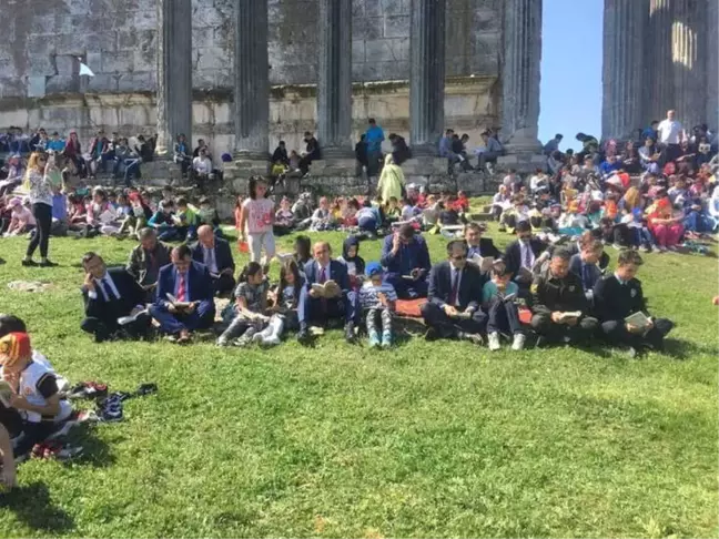 Aizonai Antik Kenti'nde 'Çavdarhisar Okuyor' Projesi
