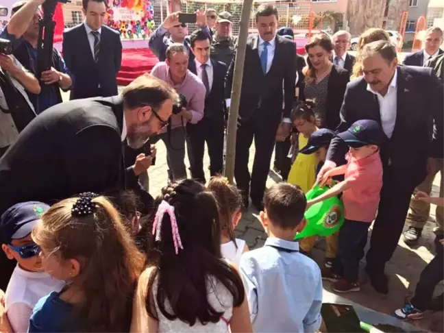 Bakan Eroğlu Tekirdağ'da Miniklerle Ağaç Dikti