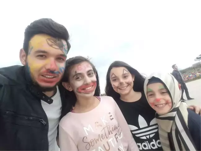 Üniversite Öğrencilerden Okula Kütüphane