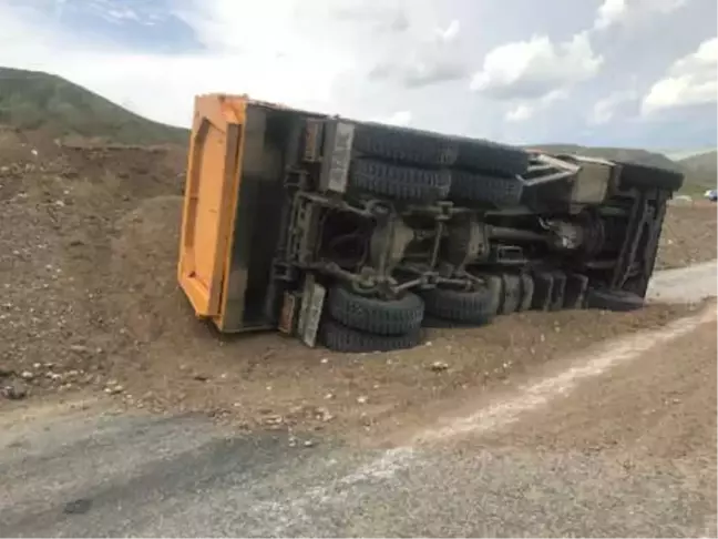 Hafriyat Kamyonu Devrildi, Sürücü Yaralandı