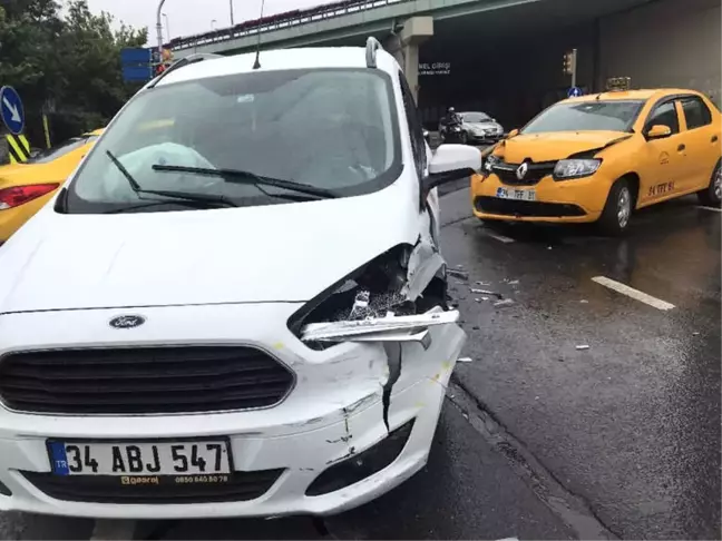 Şişli'de Hafif Ticari Araçla Taksi Çarpıştı: 1 Yaralı