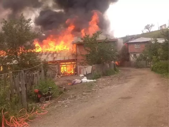 Kastamonu'da Halen Devam Eden Yangında Üç Ev Küle Döndü