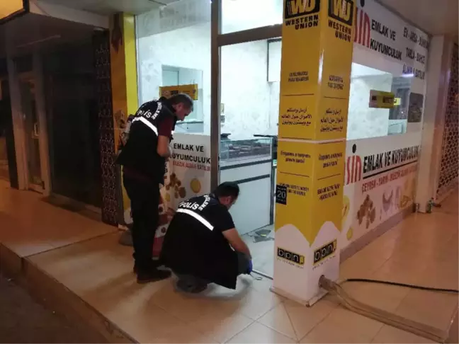 Emlak ve Kuyumculuk Dükkanındaki Hırsızlık Güvenlik Kamerasında