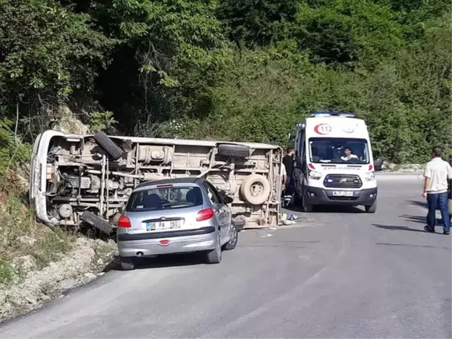 Yolcu Minibüsü Devrildi: 8 Yaralı