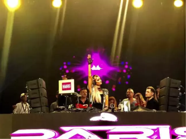Paris Hilton, KKTC'de Hayranlarının Karşısına Çıktı