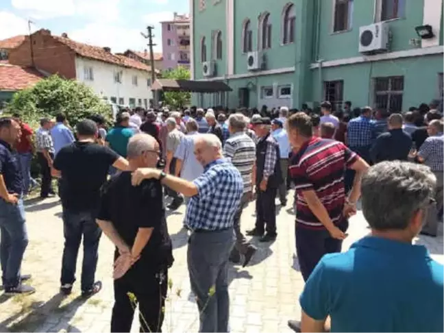 Gölete Uçan Otomobilde Ölenlerden 2'si Toprağa Verildi