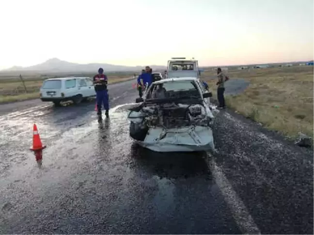 Otomobiller Çarpıştı: 10 Yaralı