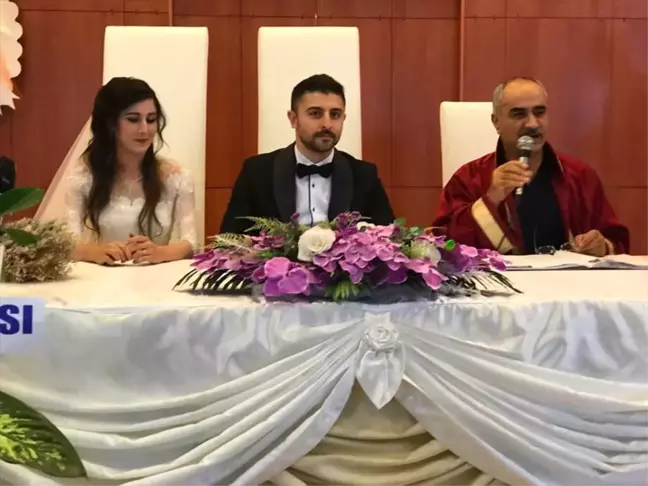 Aa Muhabiri Topuz Evlendi