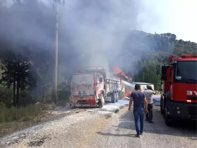Köşk'te Saman Yüklü İki Kamyon Kül Oldu