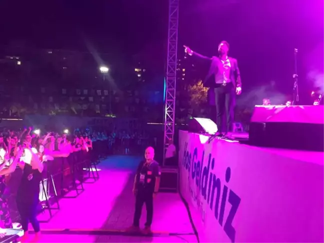 Çılgın Sedat Beylikdüzü'nde Şarkılarıyla Coşturdu