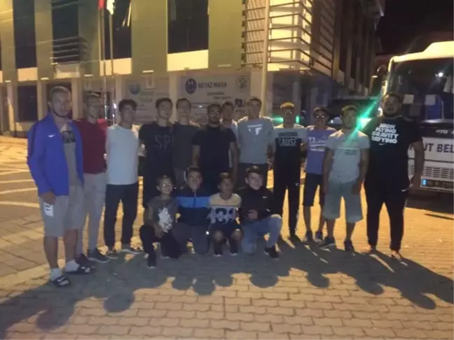 Kepsutlu Güreşçiler Elmalı'ya Dualarla Gitti