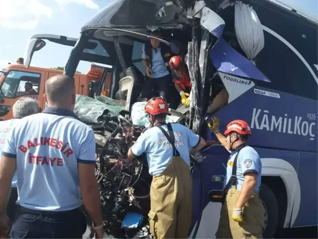 Yolcu Otobüsü Temizlik Aracına Çarptı: 1 Ölü, 15 Yaralı